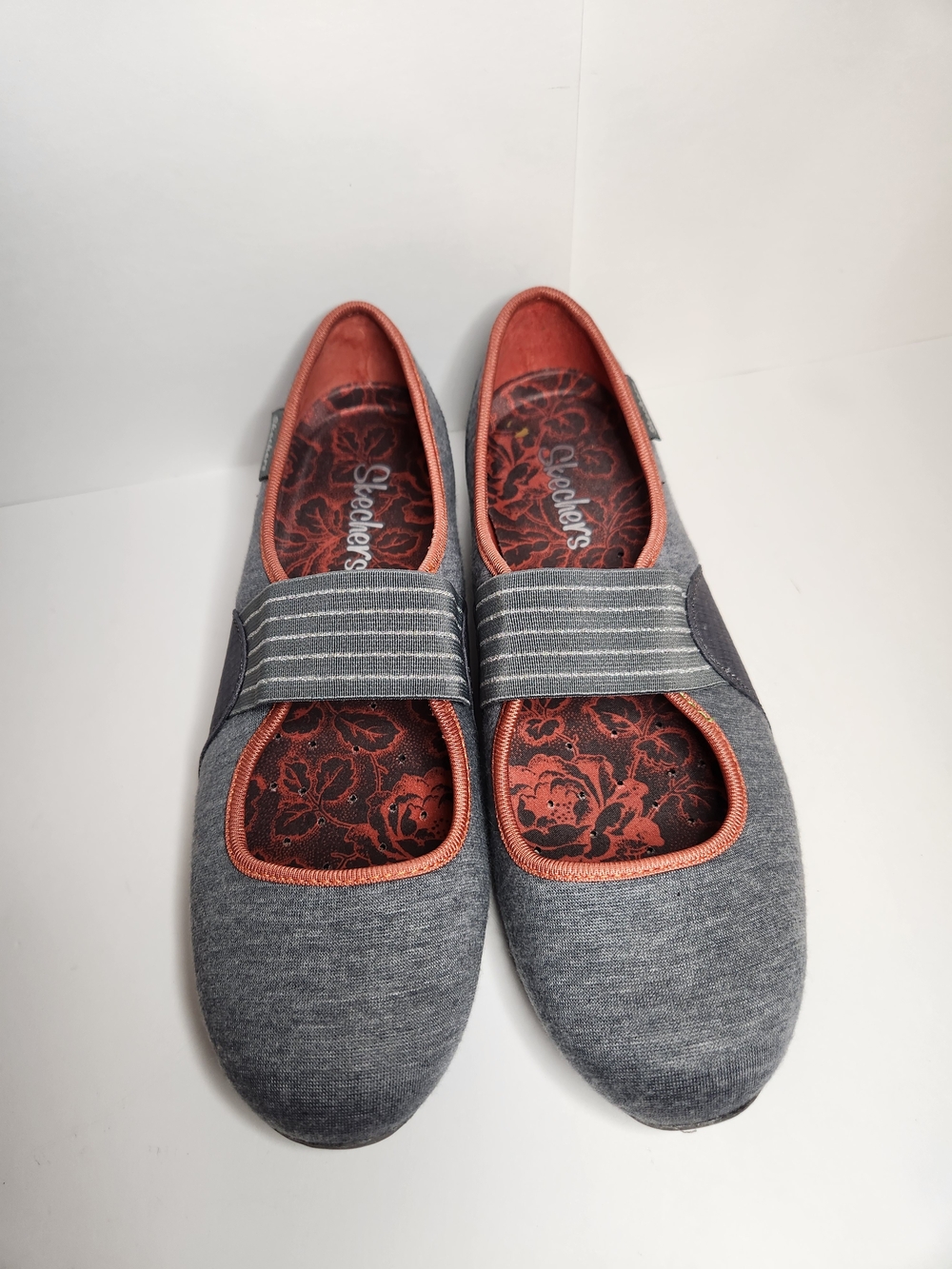 NWOT Skechers women shoes  size 7.5 Gray.